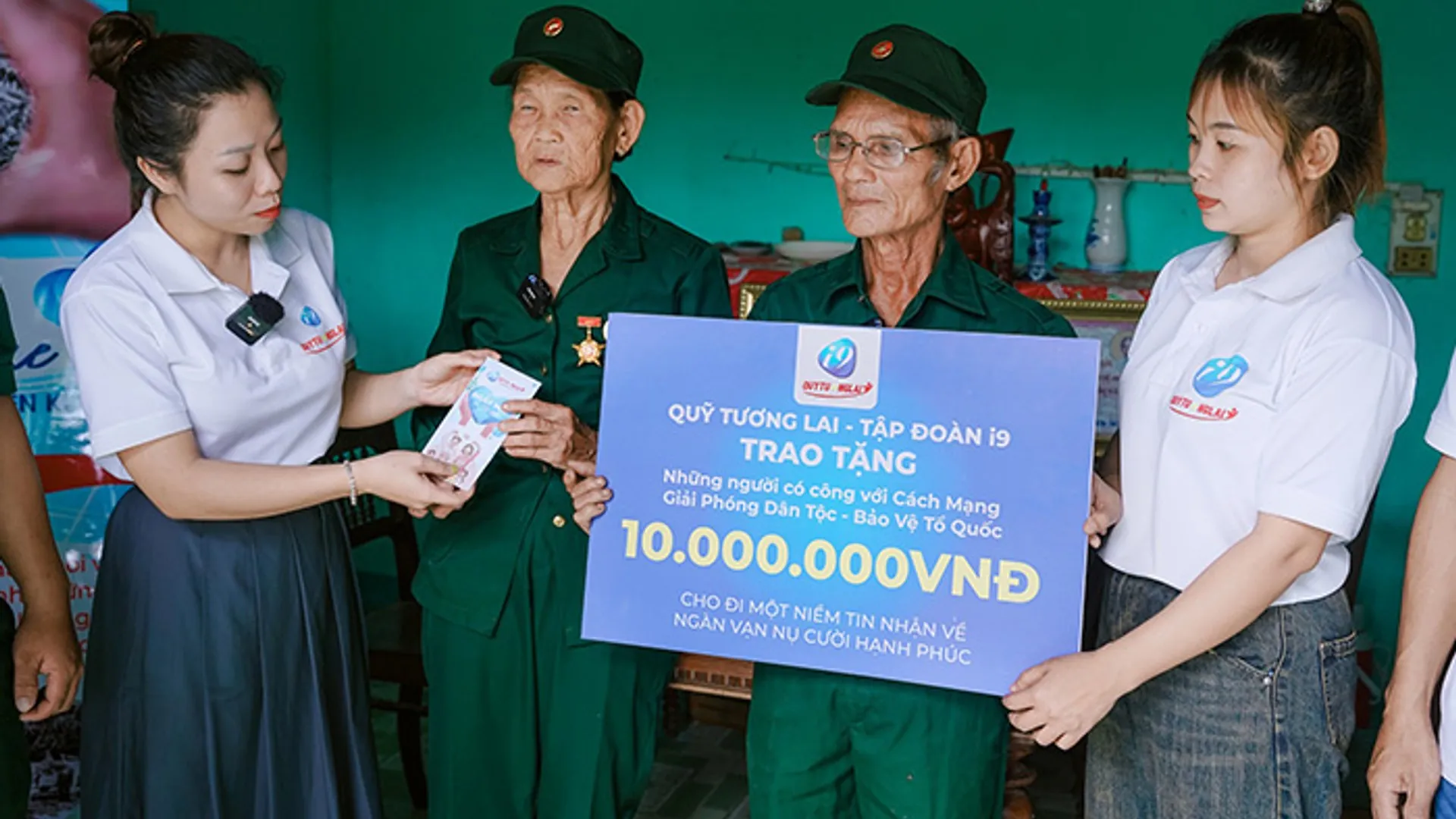 Đội ngũ hỗ trợ khách hàng chuyên nghiệp của J88.best sẵn sàng giúp đỡ