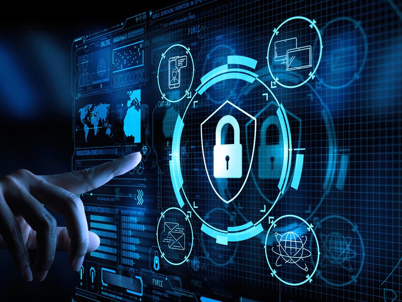 Hình ảnh một người chơi đang sử dụng điện thoại để cá cược một cách có trách nhiệm, với các biểu tượng an toàn và bảo mật của J88.best xung quanh.